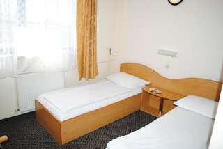 Отель Hotel West Шкея Двухместный номер с 2 отдельными кроватями-1